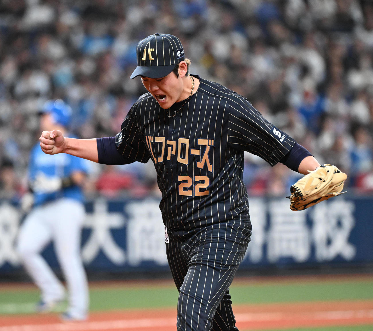 オリックス対日本ハム　4回表日本ハム2死二、三塁、万波を三ゴロに打ち取りガッツポーズする九里（撮影・和賀正仁）