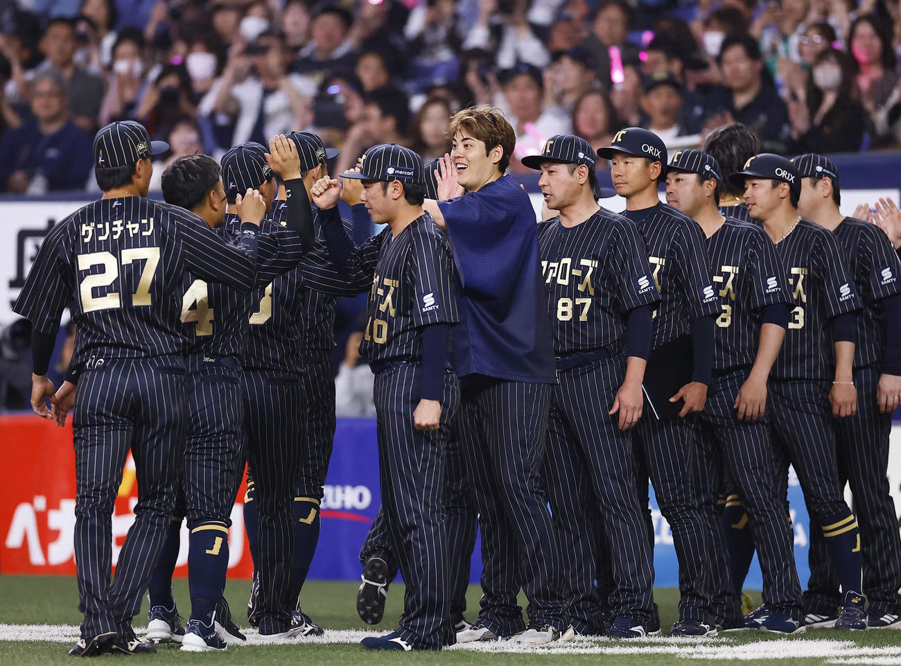 オリックス対日本ハム　日本ハムに勝利し、ナインを出迎えるオリックス九里（中央）（撮影・藤尾明華）