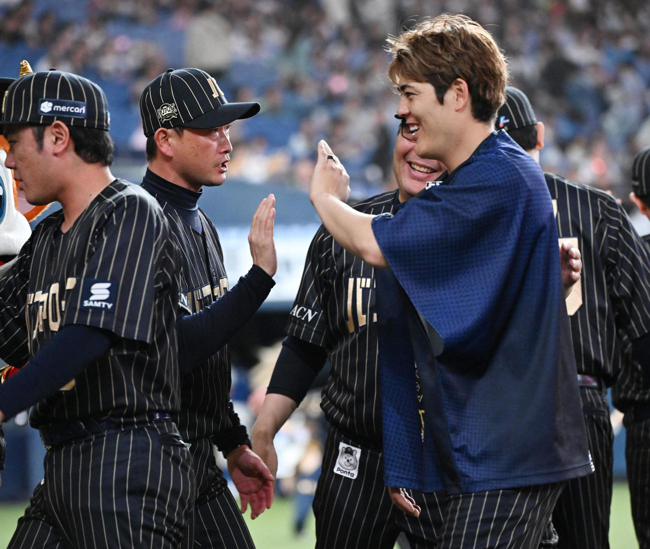 オリックス対日本ハム　8回無失点と好投した九里（右）とタッチするオリックス岸田監督（撮影・和賀正仁）