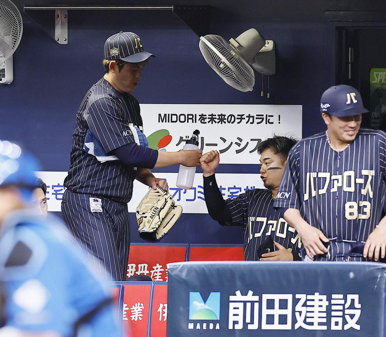 オリックス対日本ハム　8回無失点で投げ終え、ベンチで森とグータッチを交わすオリックス九里（左）（撮影・藤尾明華）