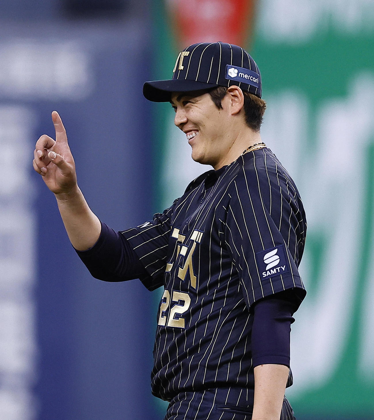 オリックス対日本ハム　5回表日本ハム無死、有薗を三直に打ち取り笑顔を見せる九里（撮影・藤尾明華）