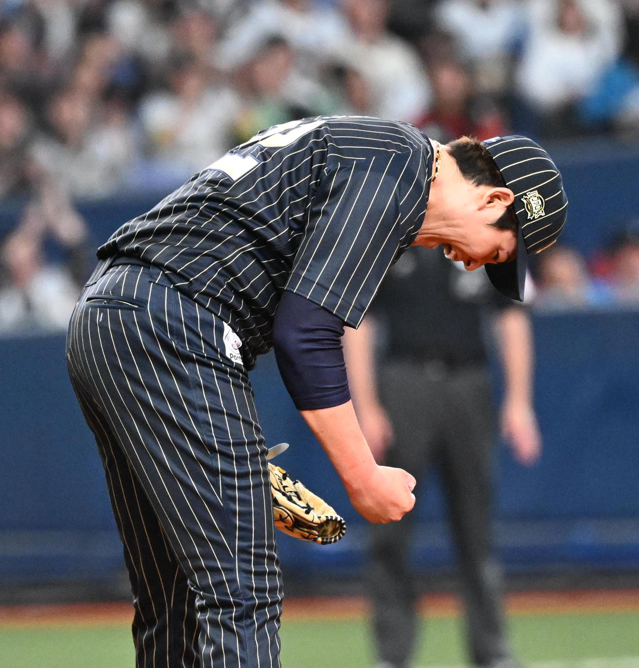 オリックス対日本ハム　8回表日本ハム2死一塁、代打清宮幸を遊ゴロとし雄たけびをあげる九里（撮影・和賀正仁）