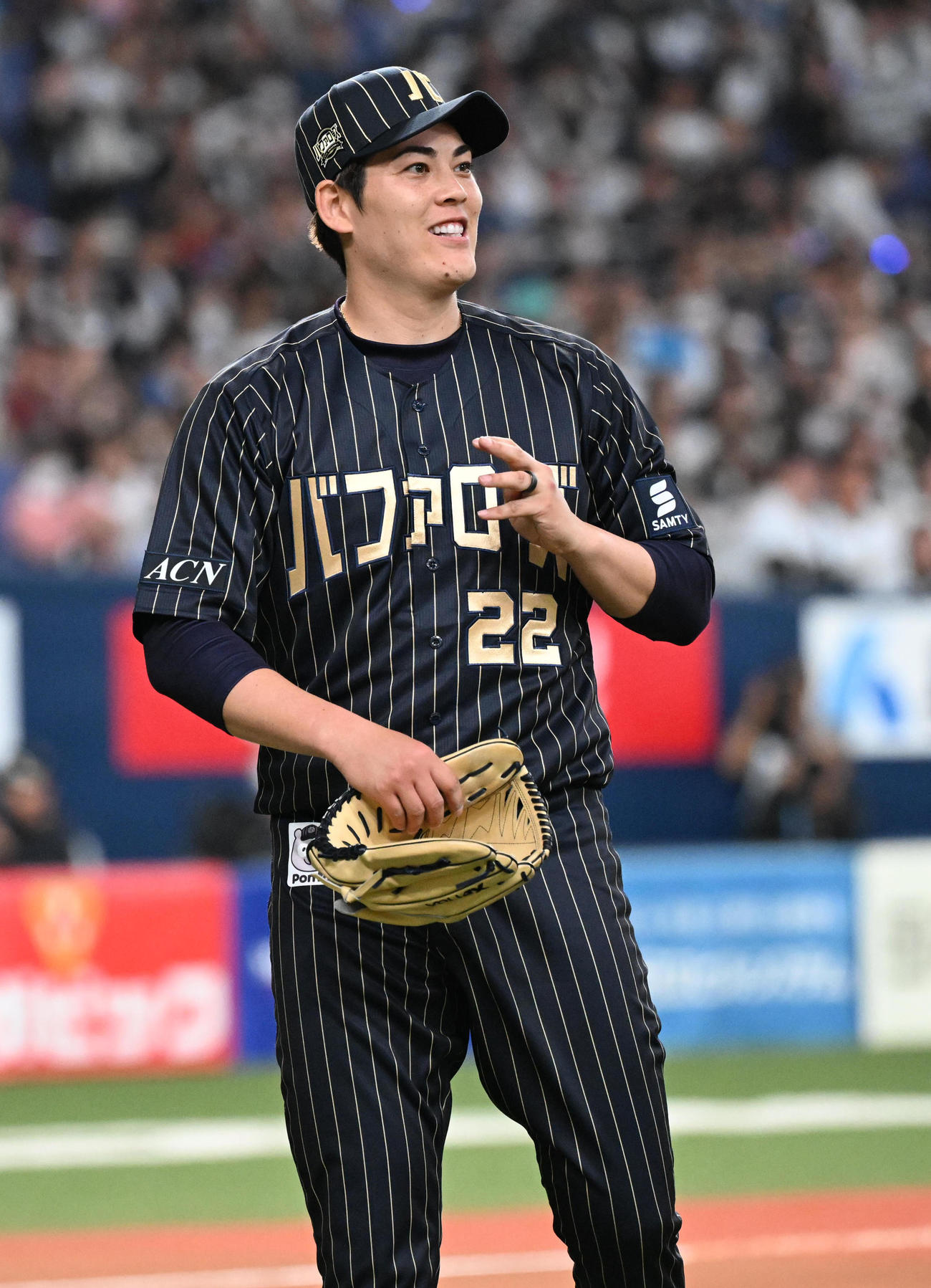オリックス対日本ハム　初回を無失点とし笑顔でベンチに戻るオリックス九里（撮影・和賀正仁）