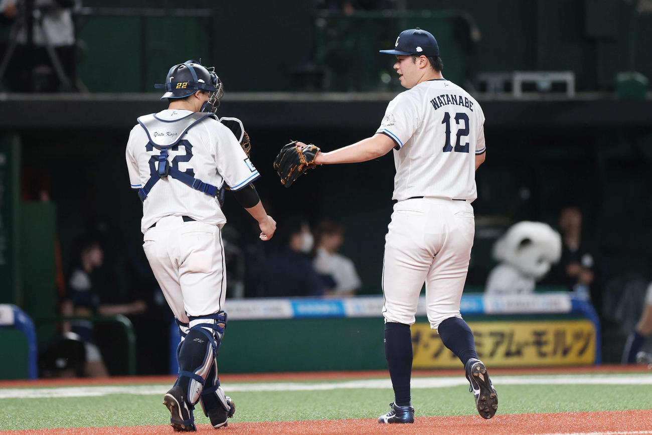 西武対ソフトバンク　7回表ソフトバンク2死二、三塁、柳町を左飛に仕留め古賀悠（左）とタッチを交わす渡辺（撮影・宮地輝）