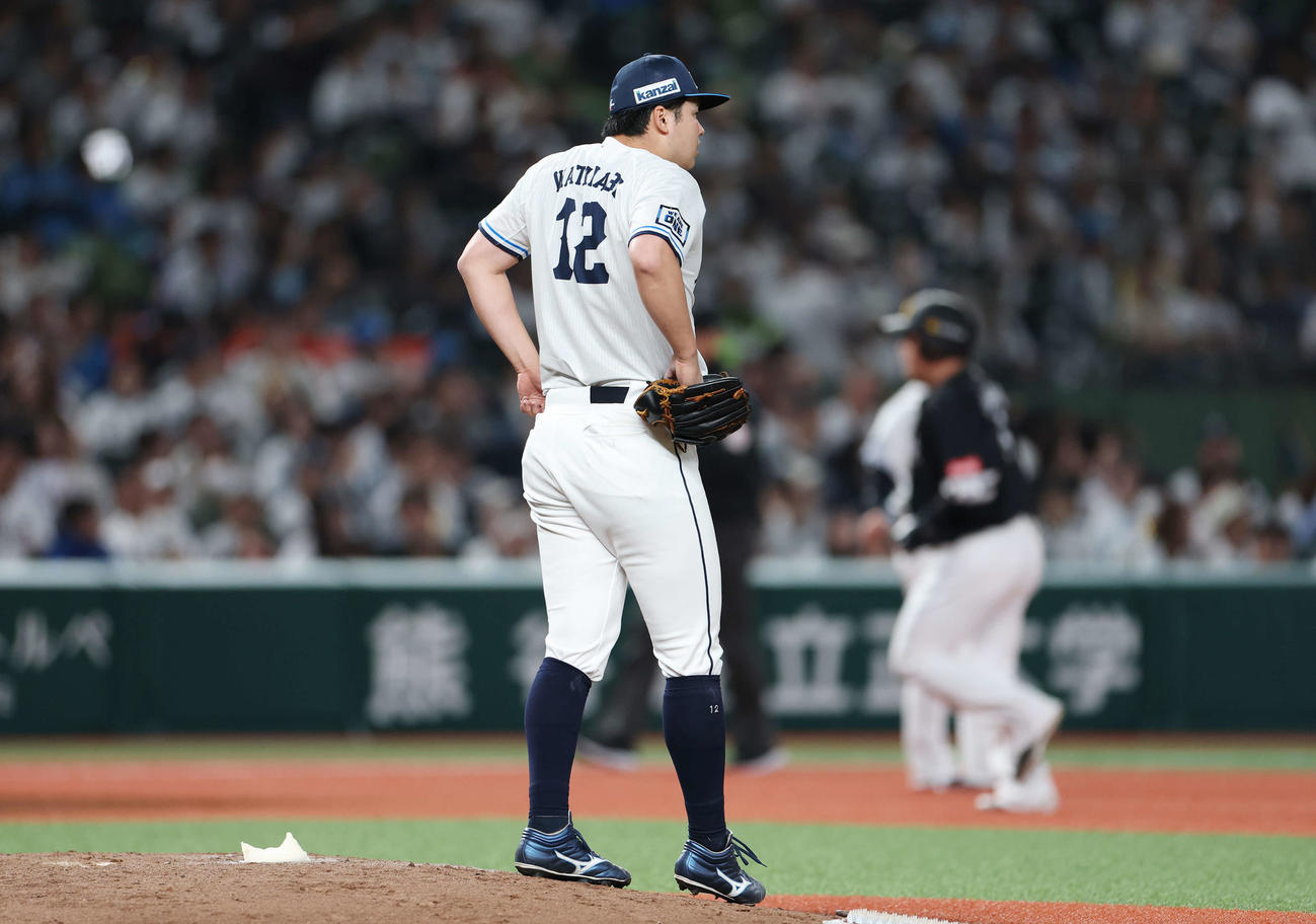 西武対ソフトバンク　6回表ソフトバンク1死一塁、山川（後方）に左越え2点本塁打を浴びる渡辺（撮影・宮地輝）