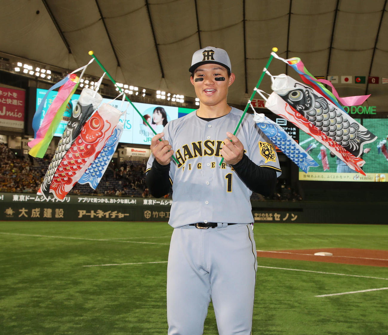 巨人対阪神　巨人に勝利しヒーローインタビューを受けた森下はコイのぼりを手に笑顔を見せる（撮影・加藤哉）