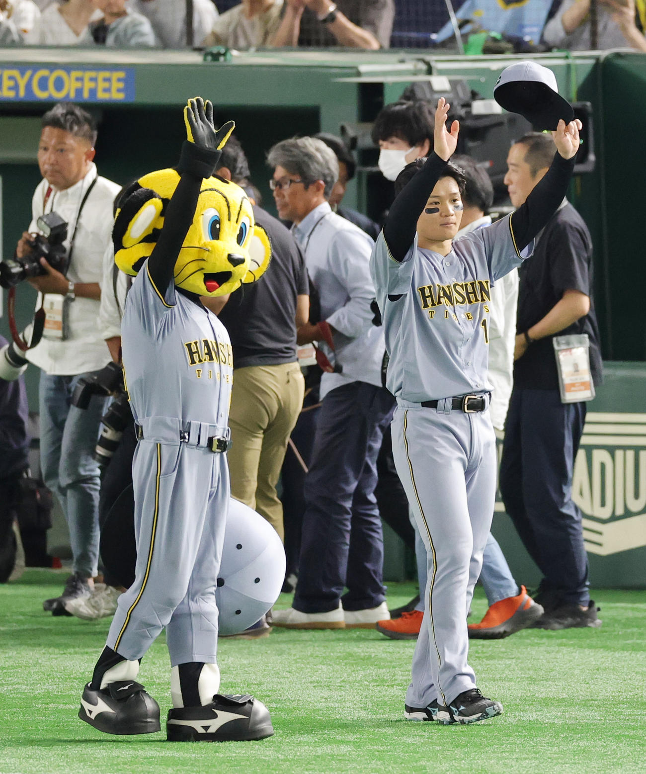 巨人対阪神　トラッキー（左）とファンの声援に応える阪神森下（撮影・野上伸悟）