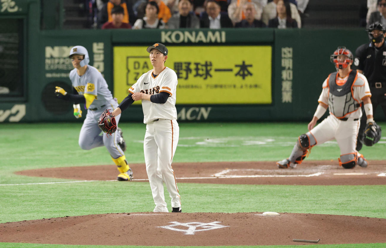 巨人対阪神　6回表阪神2死二塁、森下に右前適時打を許す戸郷（撮影・野上伸悟）
