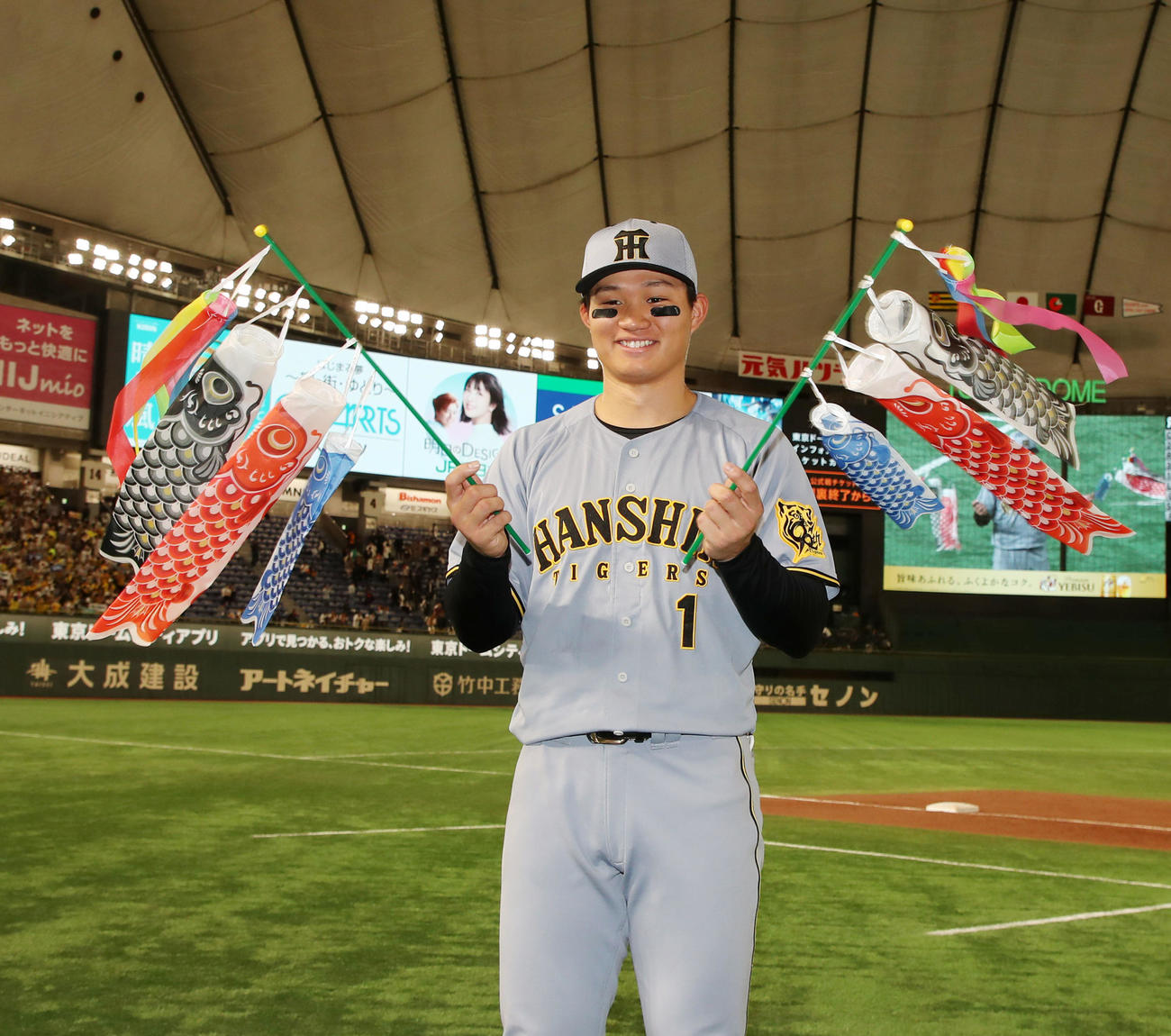 巨人対阪神　巨人に勝利しヒーローインタビューを受けた森下はコイのぼりを手に笑顔を見せる（撮影・加藤哉）