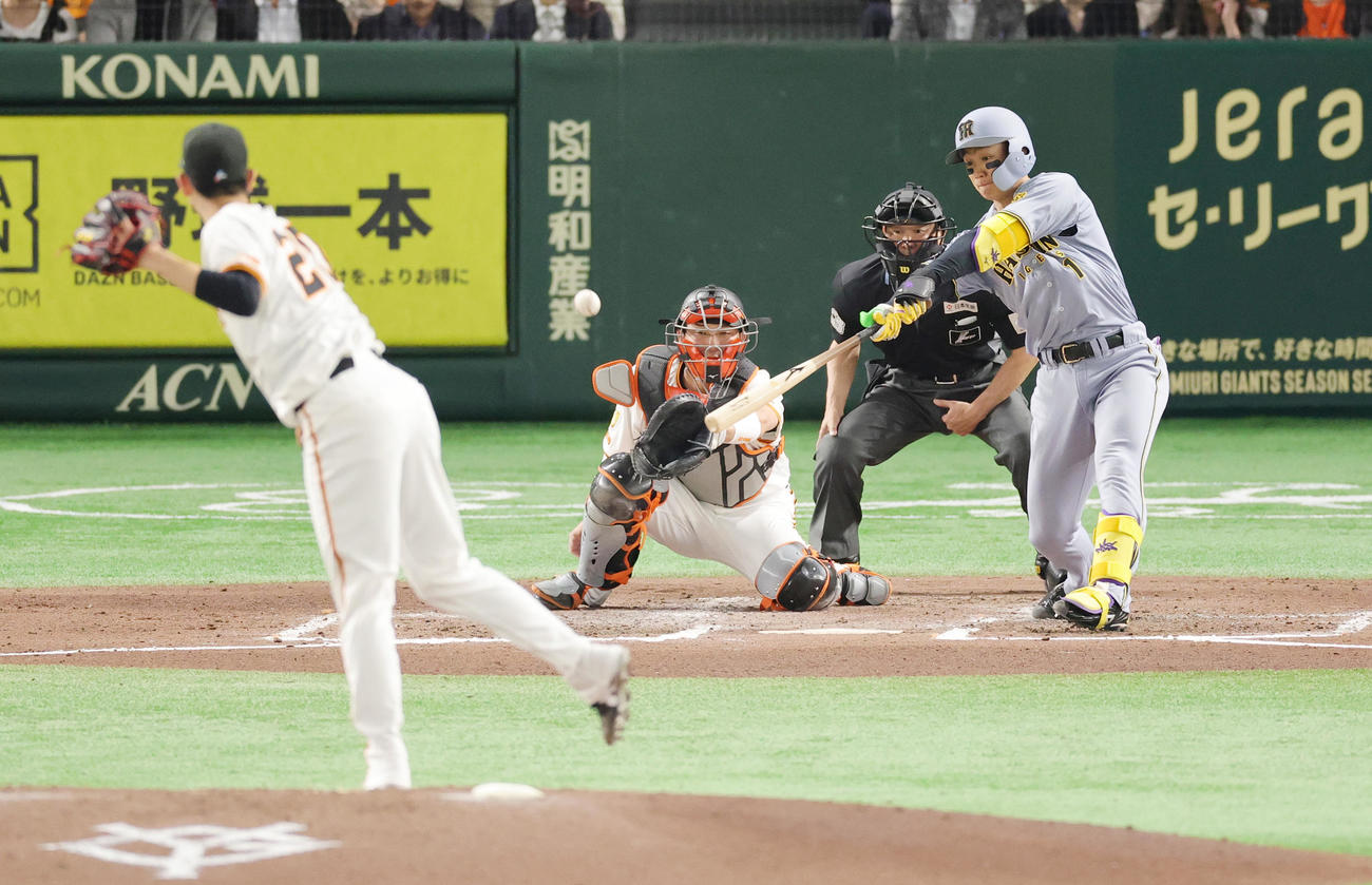巨人対阪神　6回表阪神2死二塁、戸郷から右前適時打を放つ森下（撮影・野上伸悟）
