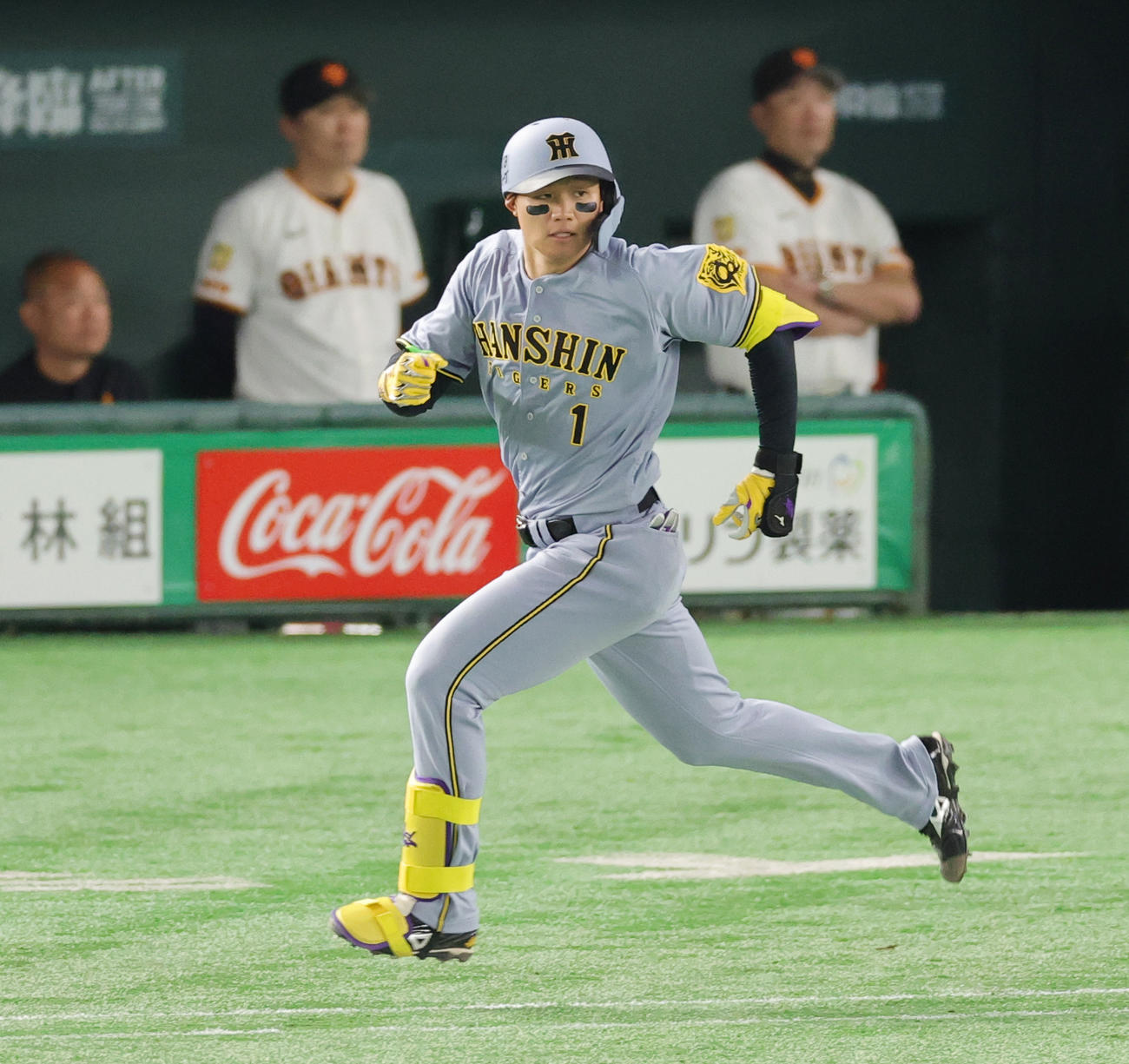 巨人対阪神　7回表阪神2死満塁、左2点適時打を放つ森下。後方右は巨人阿部監督（撮影・野上伸悟）