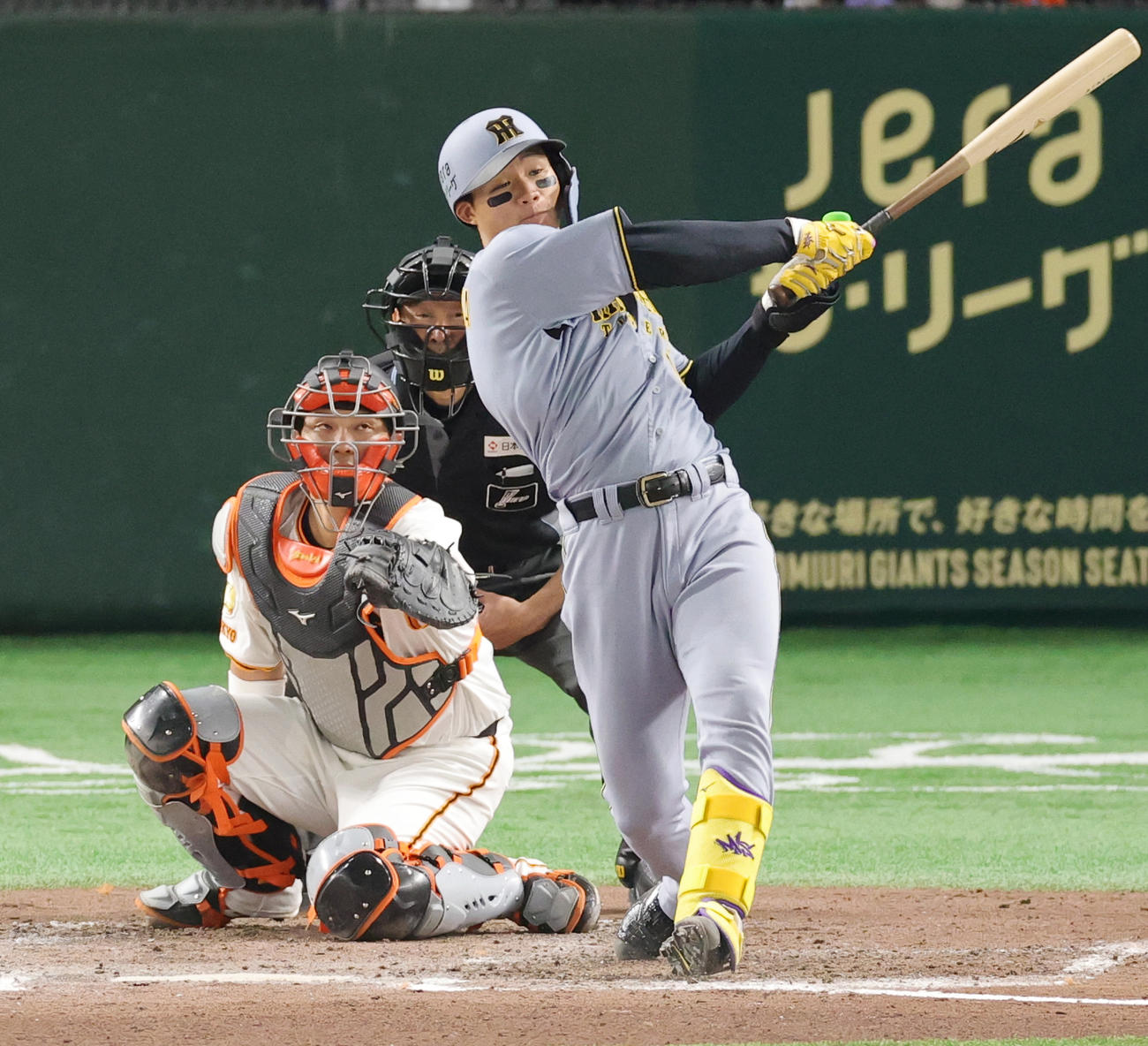 巨人対阪神　9回表阪神無死一塁、堀田から左二塁打を放つ森下（撮影・野上伸悟）