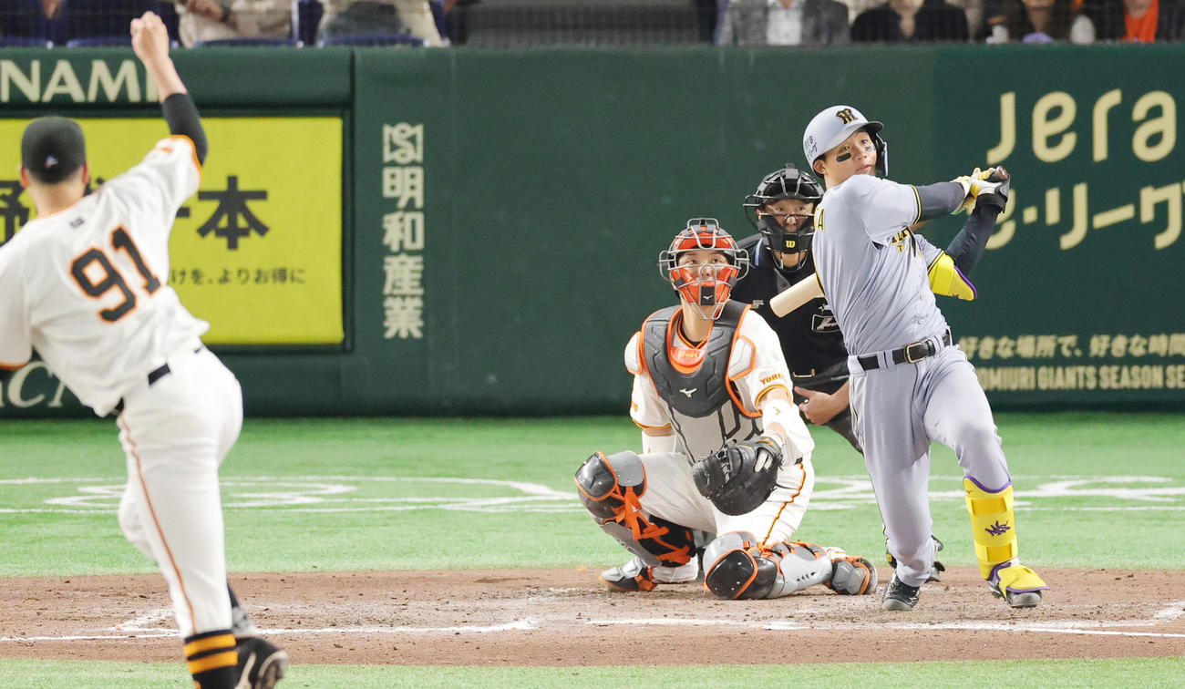 巨人対阪神　9回表阪神無死一塁、堀田から左二塁打を放つ森下（撮影・野上伸悟）