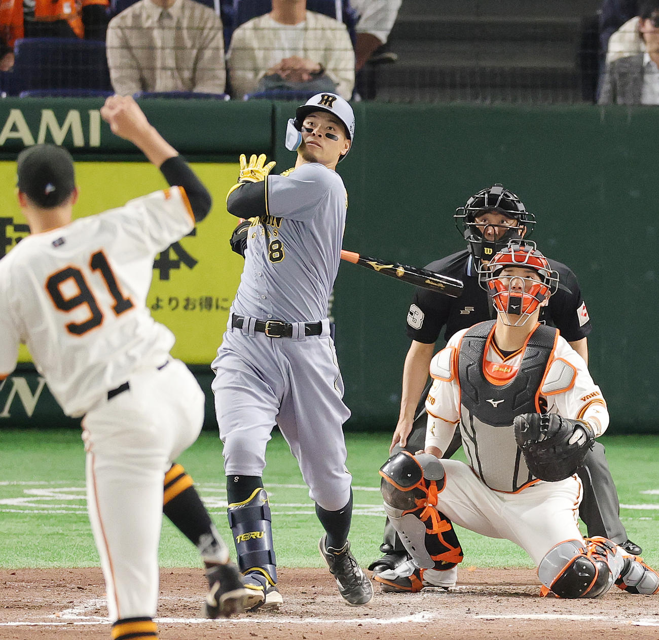 巨人対阪神　9回表阪神無死二、三塁、堀田から右越え3点本塁打を放つ佐藤輝（撮影・野上伸悟）