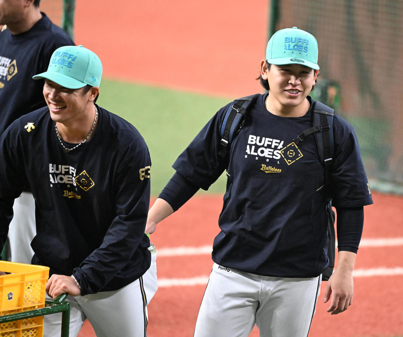 脂肪チェックを終え、笑顔で別れるオリックス宮城（右）と安達コーチ（撮影・和賀正仁）