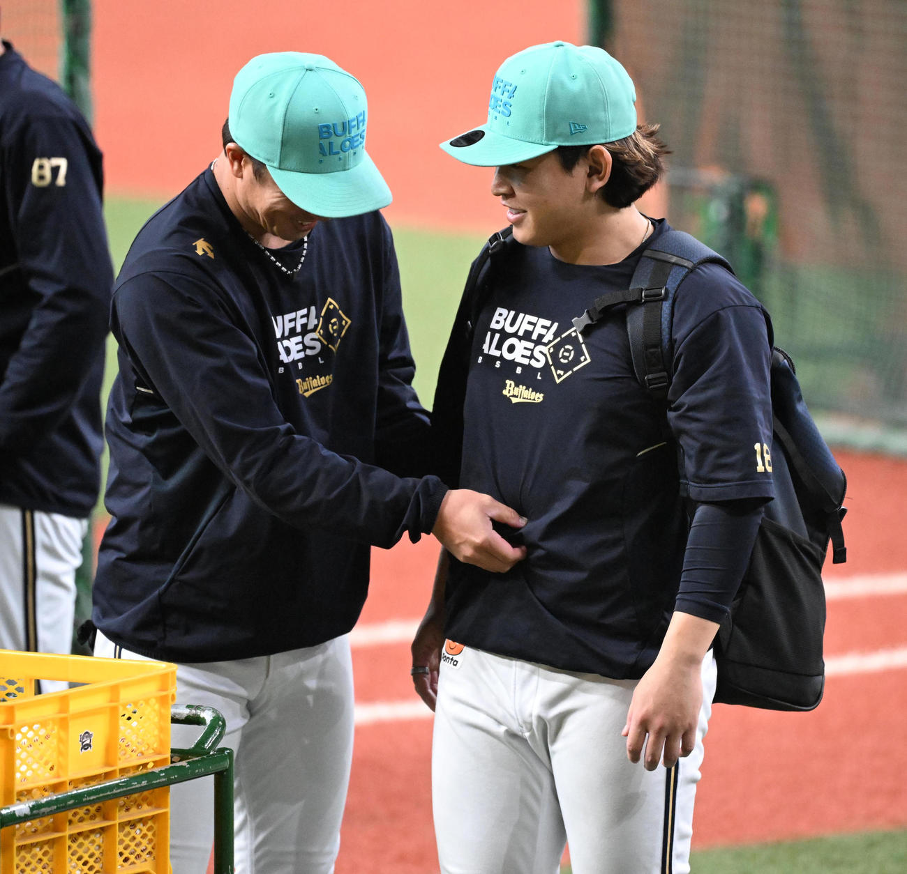 安達コーチから逆に脂肪をチェックを受けるオリックス宮城（撮影・和賀正仁）