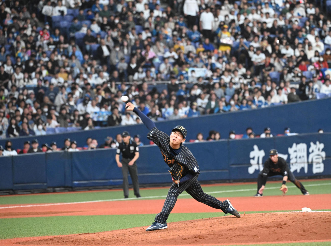 オリックス対日本ハム　5回、3番手で登板するオリックス山岡（撮影・和賀正仁）