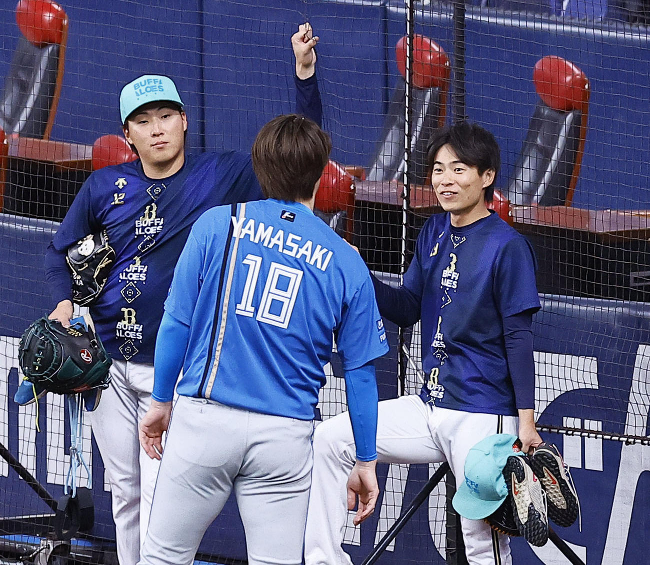 オリックス対日本ハム　日本ハム山崎（中央）と話しをするオリックス東（左）と山岡（撮影・藤尾明華）