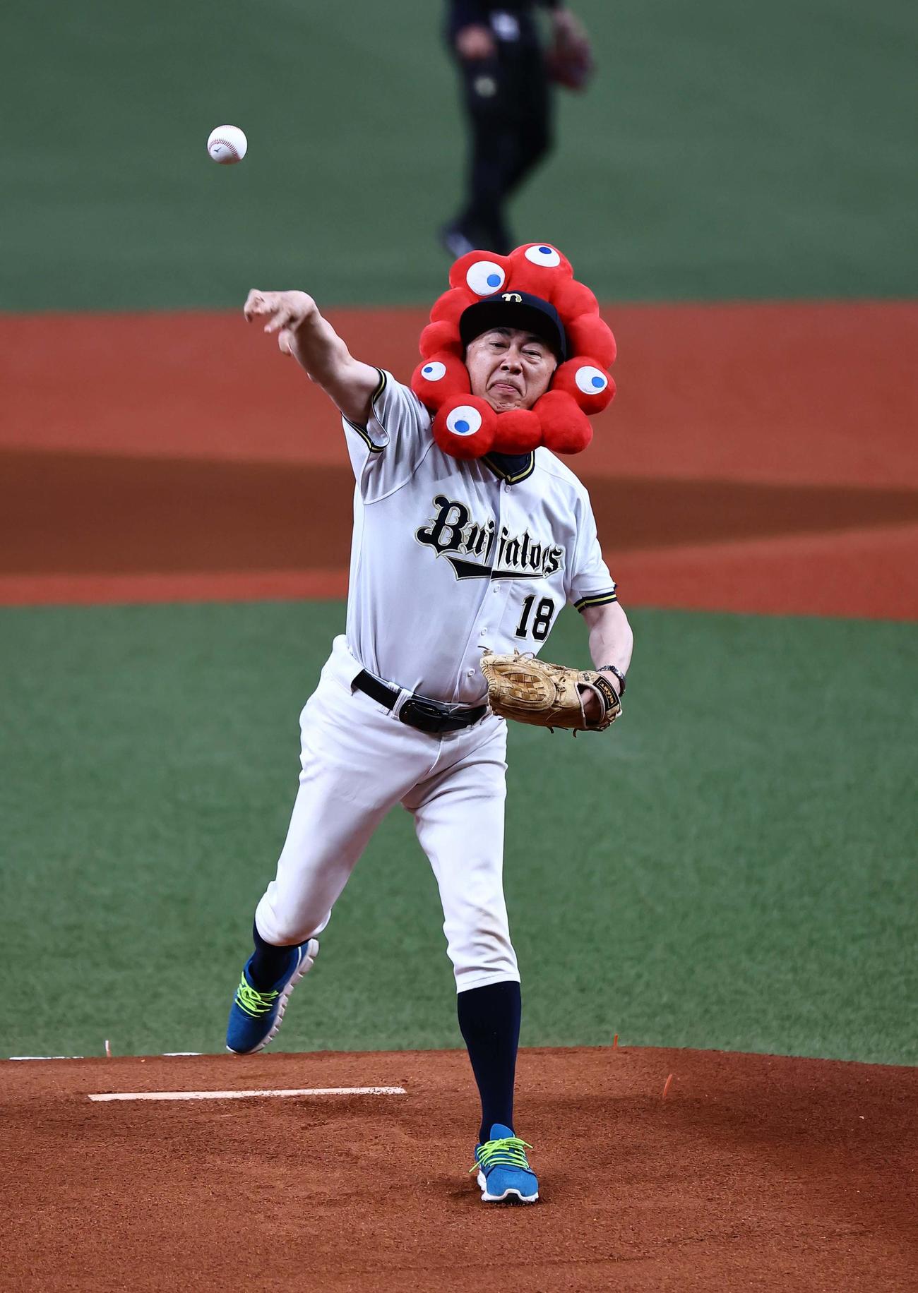 オリックス対日本ハム　始球式で投球する大阪観光局・溝畑理事長（撮影・上田博志）