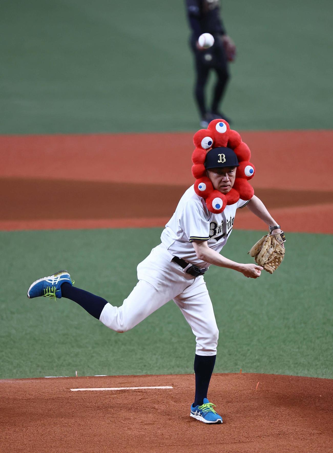 オリックス対日本ハム　始球式で投球する大阪観光局・溝畑理事長（撮影・上田博志）
