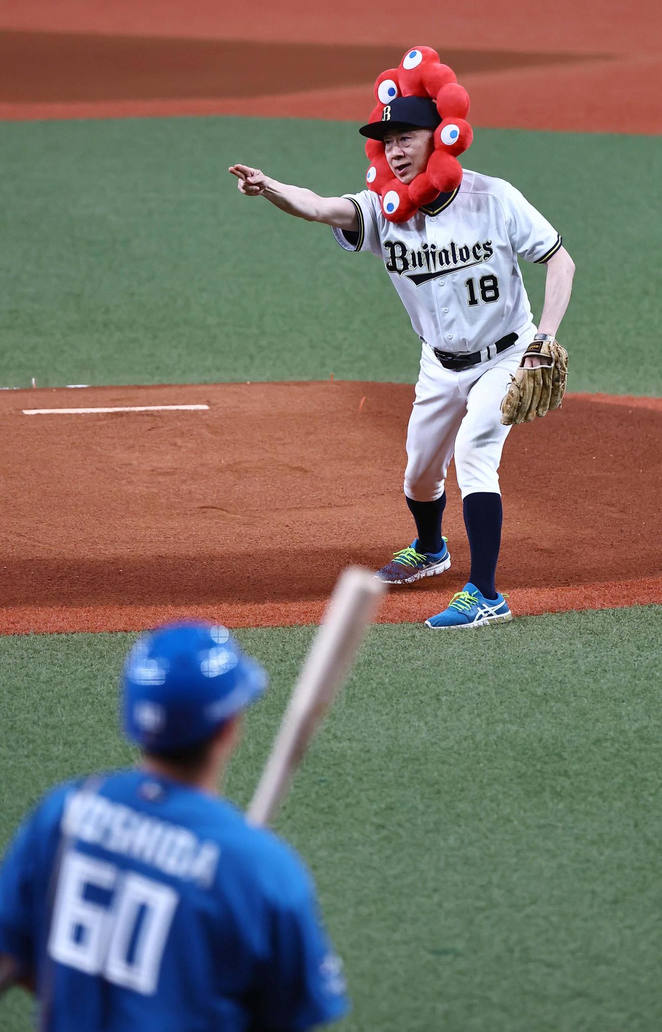 オリックス対日本ハム　始球式で投球する大阪観光局・溝畑理事長（撮影・上田博志）