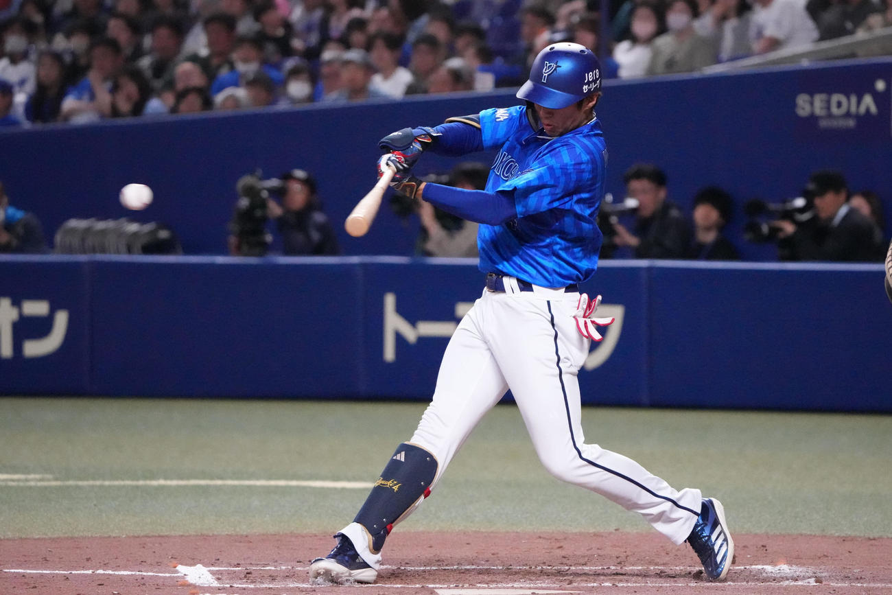 中日対DeNA 3回表DeNA2死一、二塁、左前適時打を放つ度会（撮影・森本幸一）