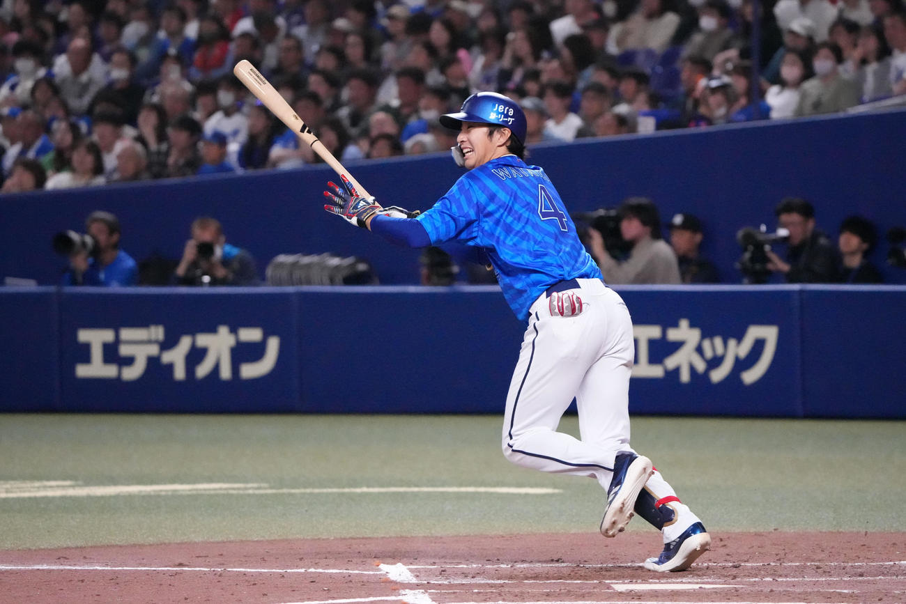 中日対DeNA 3回表DeNA2死一、二塁、左前適時打を放つ度会（撮影・森本幸一）