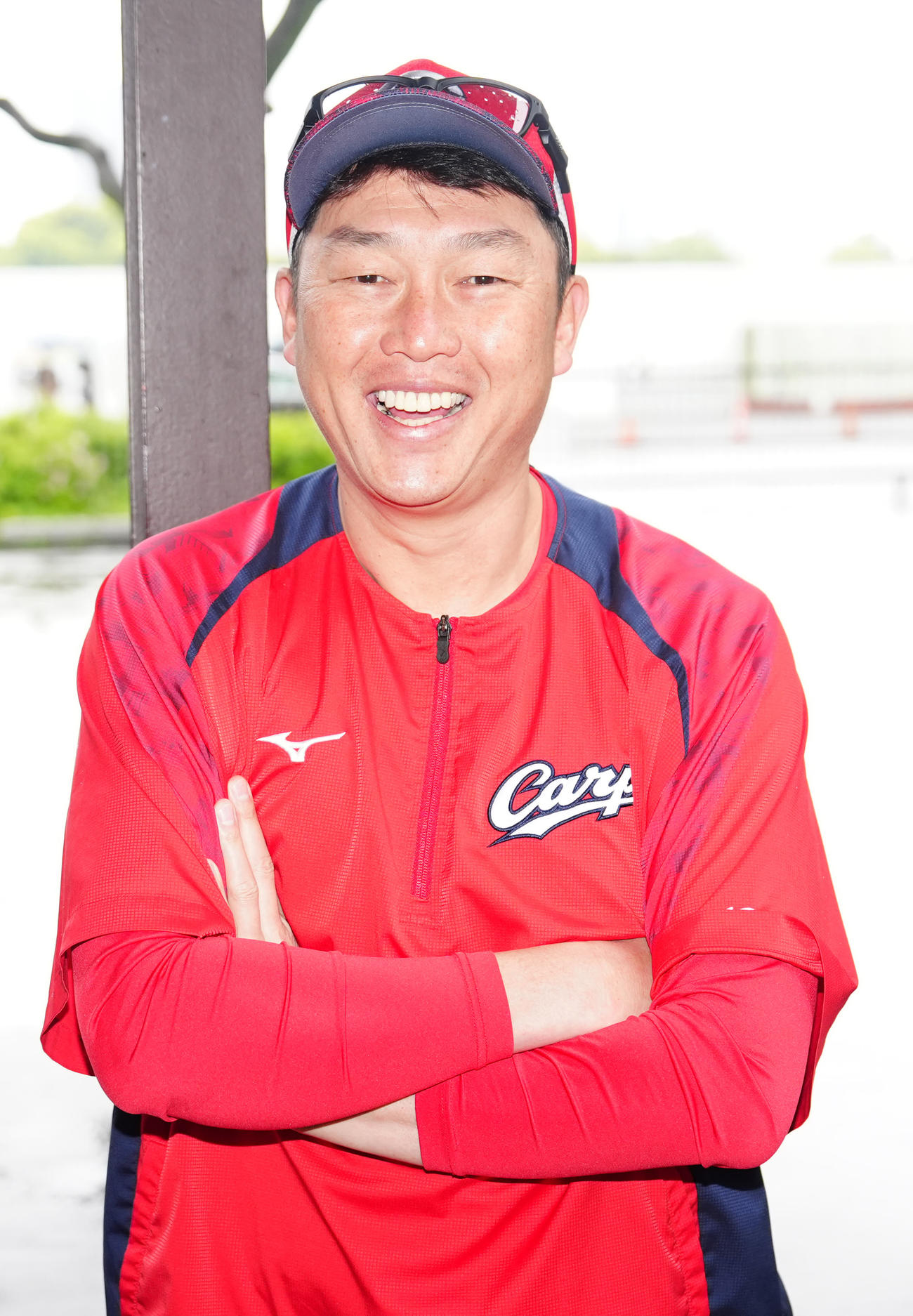 ヤクルト対広島　練習後、取材に応じ笑顔を見せる広島新井監督（撮影・江口和貴）