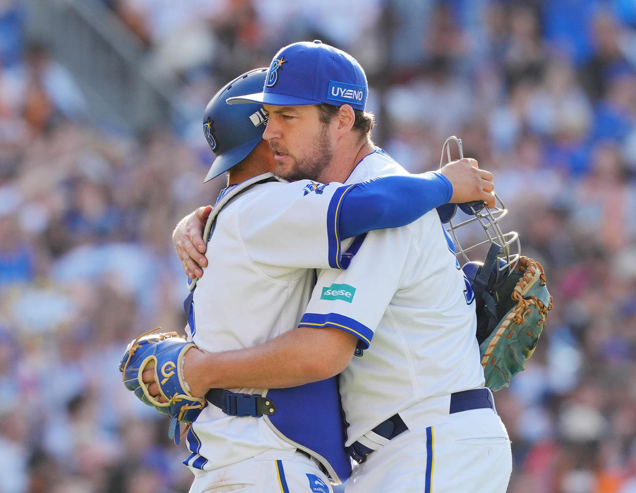 DeNA対巨人　9回表巨人の攻撃を無失点に抑え完封勝利のDeNAバウアー（右）は松尾と抱き合う（撮影・垰建太）