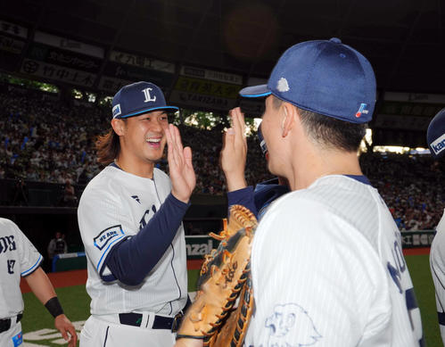 西武対楽天　597日ぶりの勝利を納め、チームメートと喜び合う西武高橋（撮影・狩俣裕三）