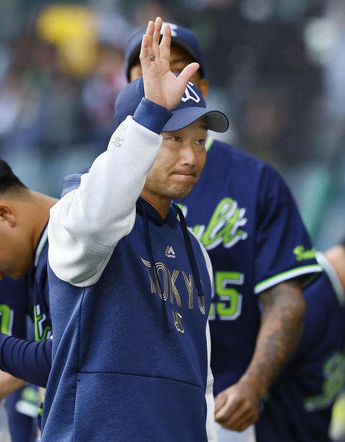 阪神対ヤクルト　2勝目を挙げ、ファンの声援に応えるヤクルト石川（撮影・藤尾明華）