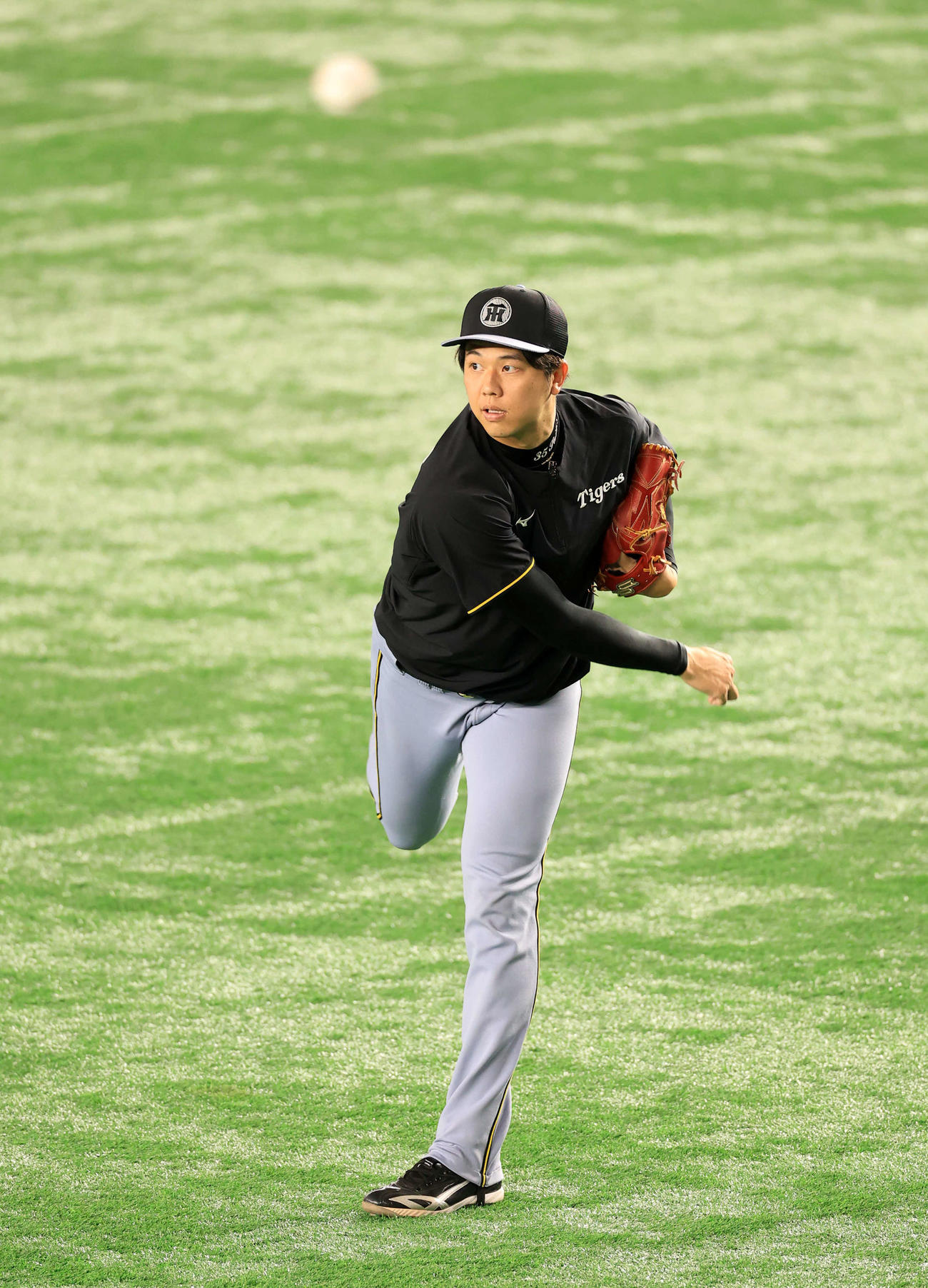 巨人対阪神　キャッチボールする阪神才木（撮影・浅見桂子）