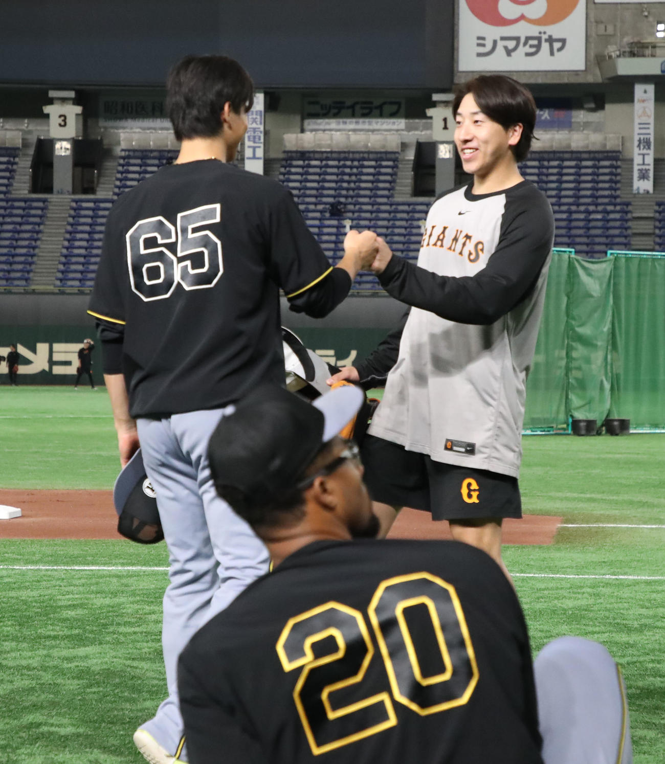 巨人対阪神　練習時、巨人大勢（右）が湯浅にあいさつ（撮影・加藤哉）