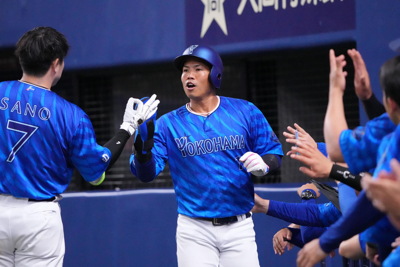 中日対DeNA 3回表DeNA2死一、二塁、度会の左前適時打生還した桑原（中央）はナインとタッチを交わす（撮影・森本幸一）
