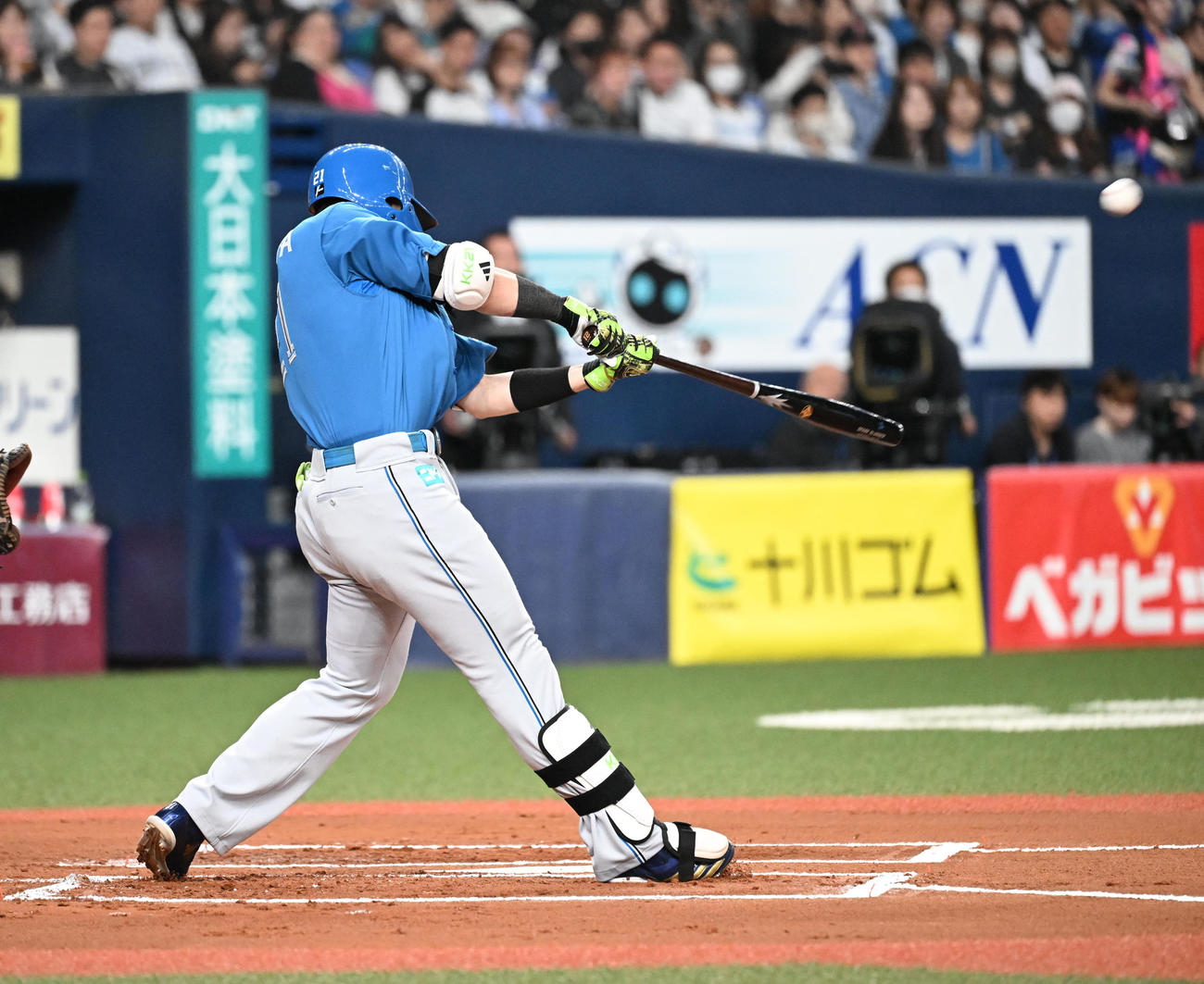 オリックス対日本ハム　6回表日本ハム無死一塁、右越え2点本塁打を放つ清宮幸（撮影・和賀正仁）