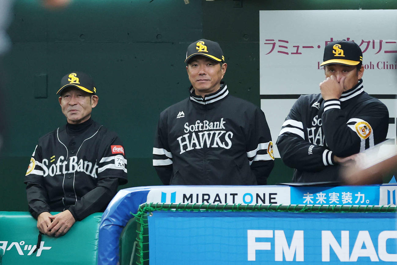 西武対ソフトバンク　ベンチで笑みを浮かべるソフトバンク小久保監督（中央）（撮影・宮地輝）