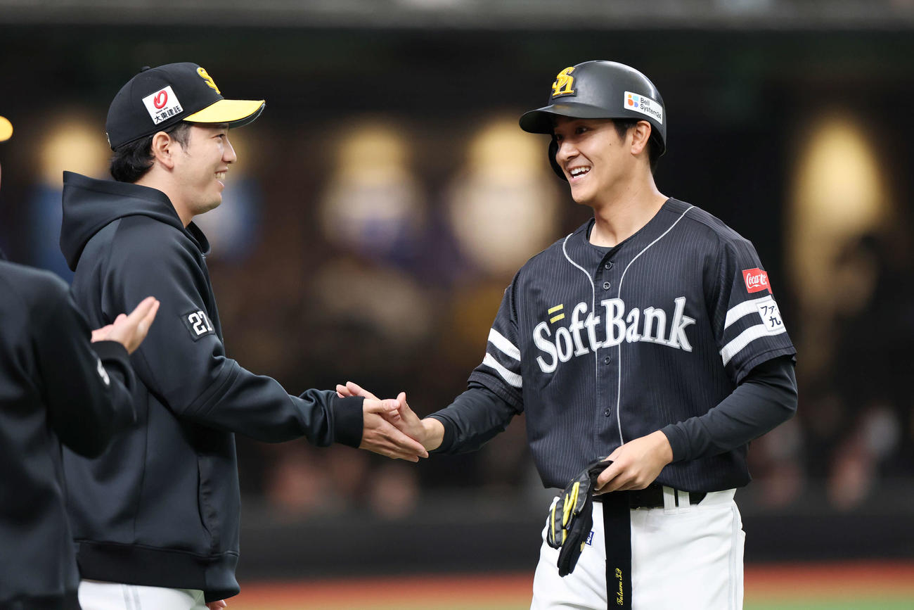 西武対ソフトバンク　5回表ソフトバンク2死二、三塁、左2点適時二塁打を放った柳町（右）は笑顔でタッチを交わす（撮影・宮地輝）