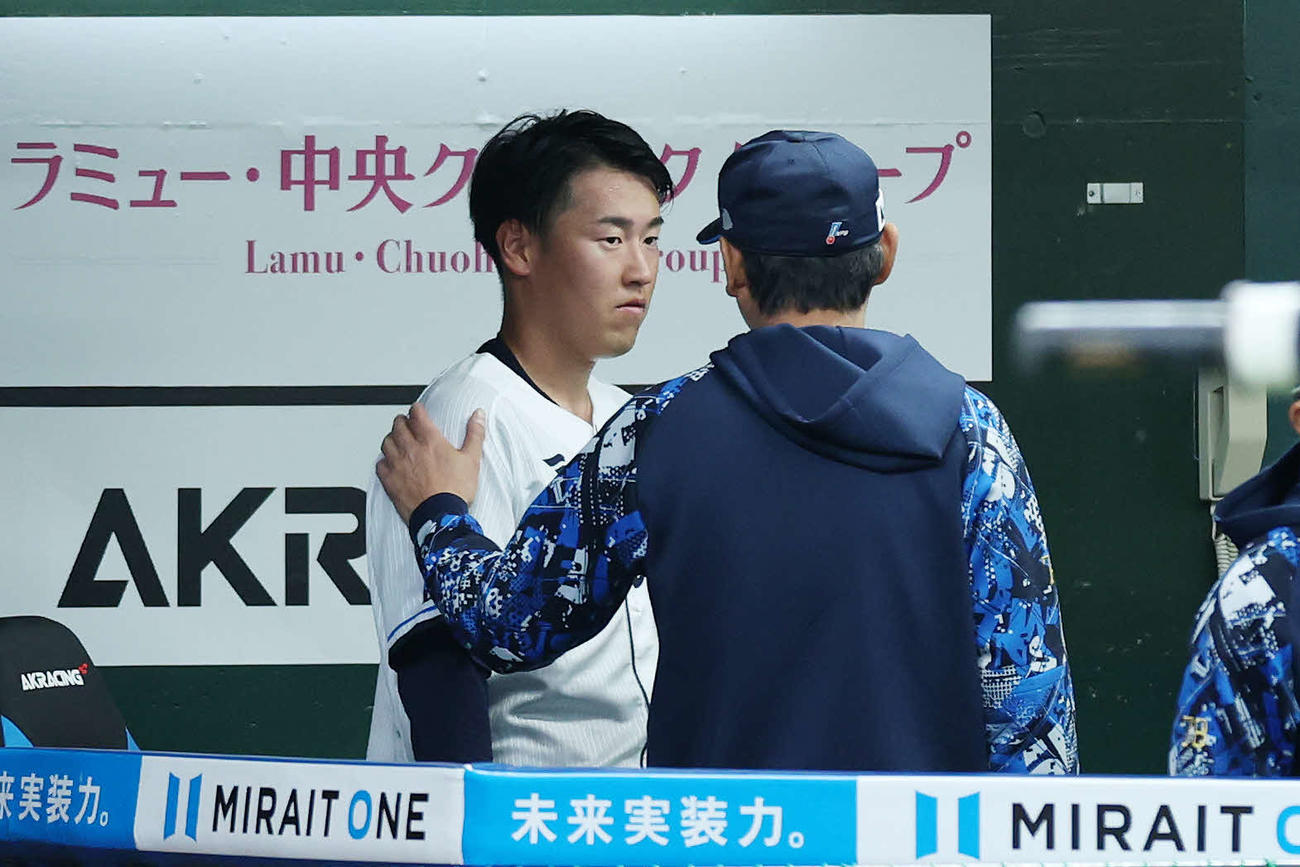 西武対ソフトバンク　5回表を投げ終え西武西口監督（手前）から声をかけられる上田（撮影・宮地輝）