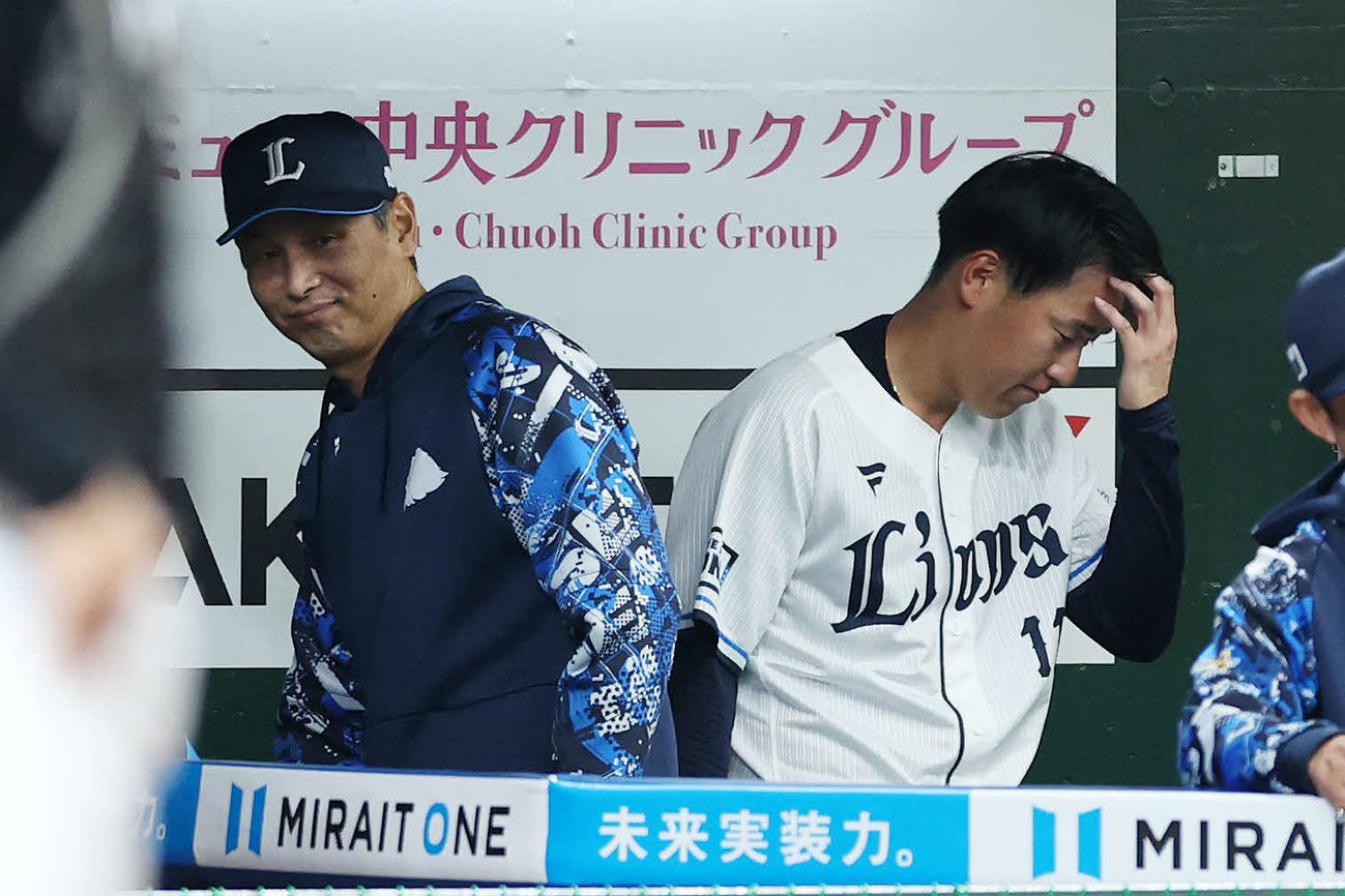 西武対ソフトバンク　5回表を投げ終え西武西口監督（左）と言葉を交わした上田（撮影・宮地輝）