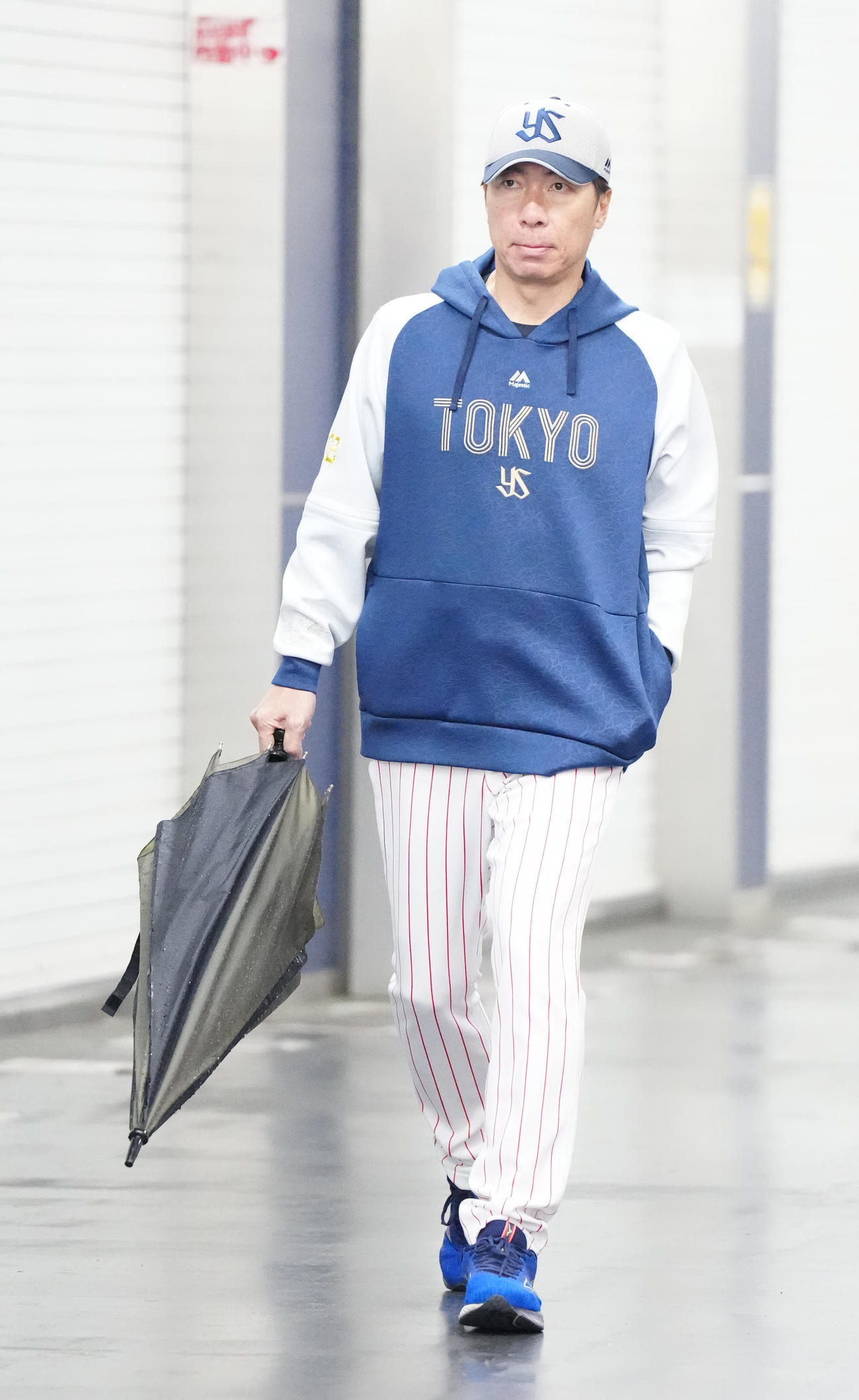 ヤクルト対広島　室内練習場に向かうヤクルト高津監督（撮影・江口和貴）