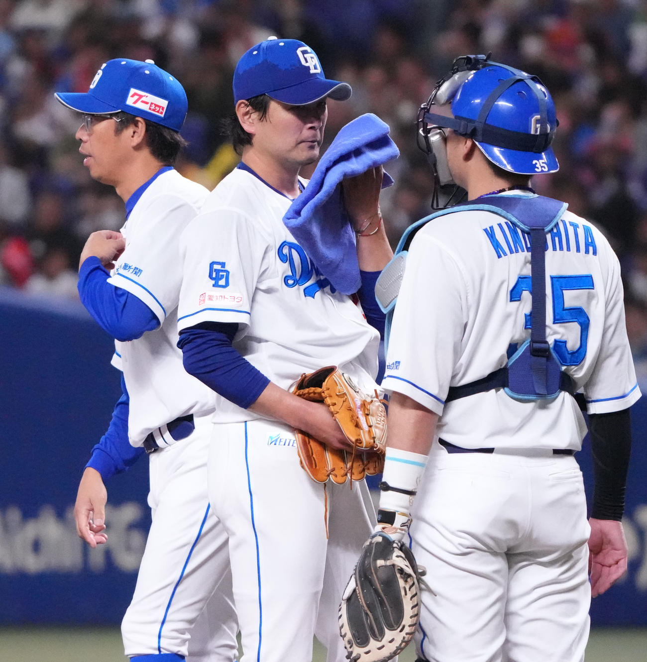中日対DeNA 5回表DeNA1死満塁、涌井（中央）のもとに集まる中日ナイン（撮影・森本幸一）