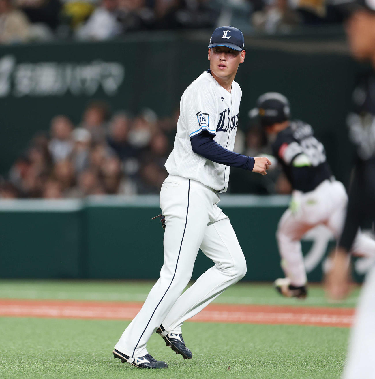 西武対ソフトバンク　1回表ソフトバンク2死満塁、海野（後方）に左2点適時二塁打を浴びる上田（撮影・宮地輝）