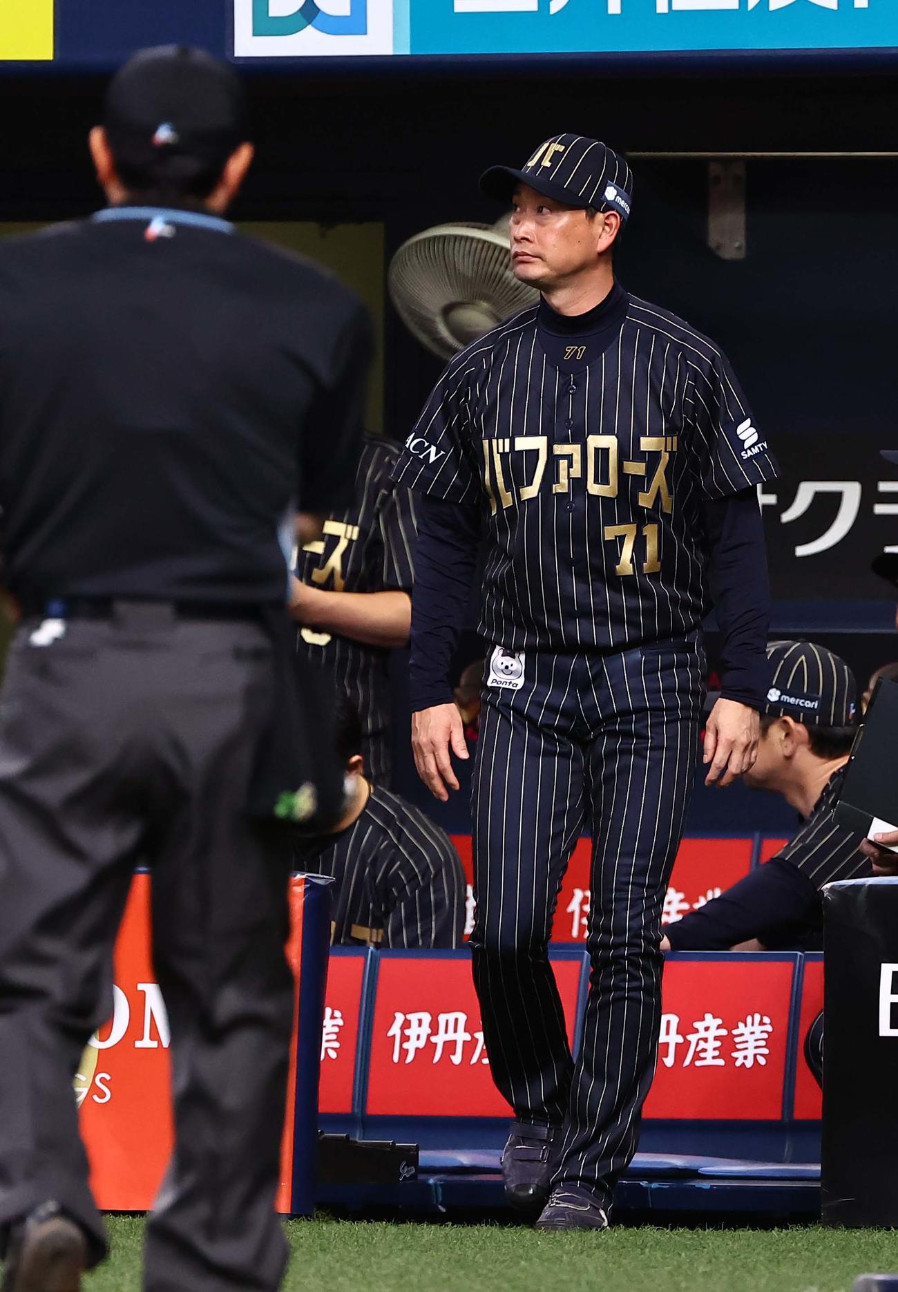 オリックス対日本ハム　選手交代を告げる岸田監督（撮影・上田博志）