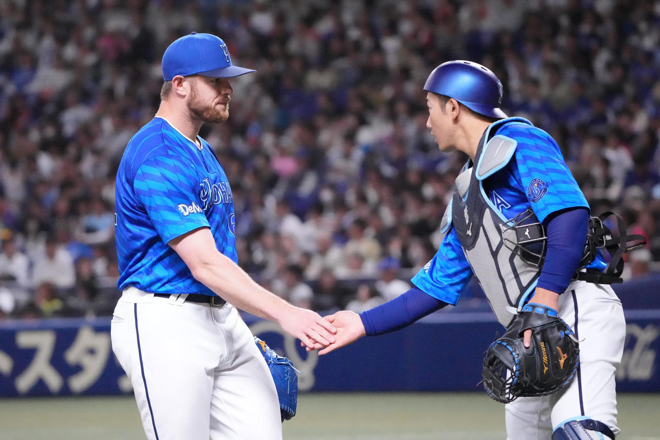 中日対DeNA 8回終了、山本（右）とタッチを交わしベンチへ戻るウィック（撮影・森本幸一）