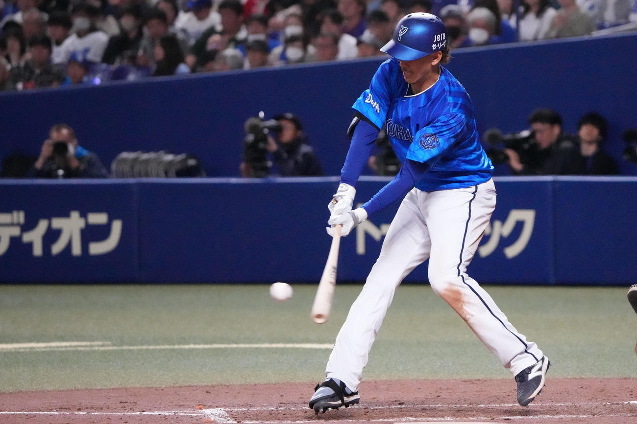 中日対DeNA 5回表DeNA1死満塁、犠飛を放つ三森（撮影・森本幸一）