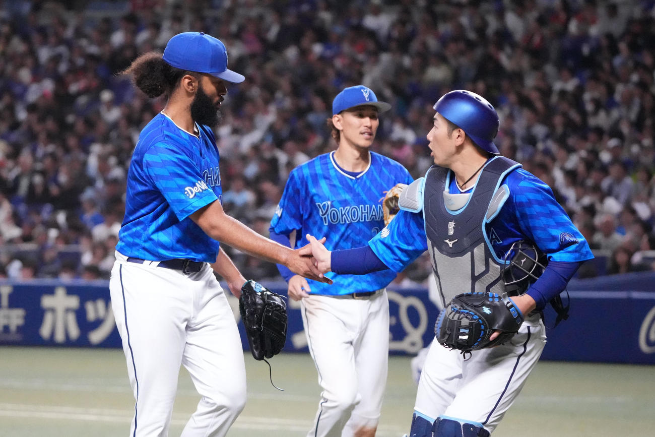中日対DeNA 7回終了、ジャクソン（左）は山本と握手を交わしベンチへ戻る（撮影・森本幸一）