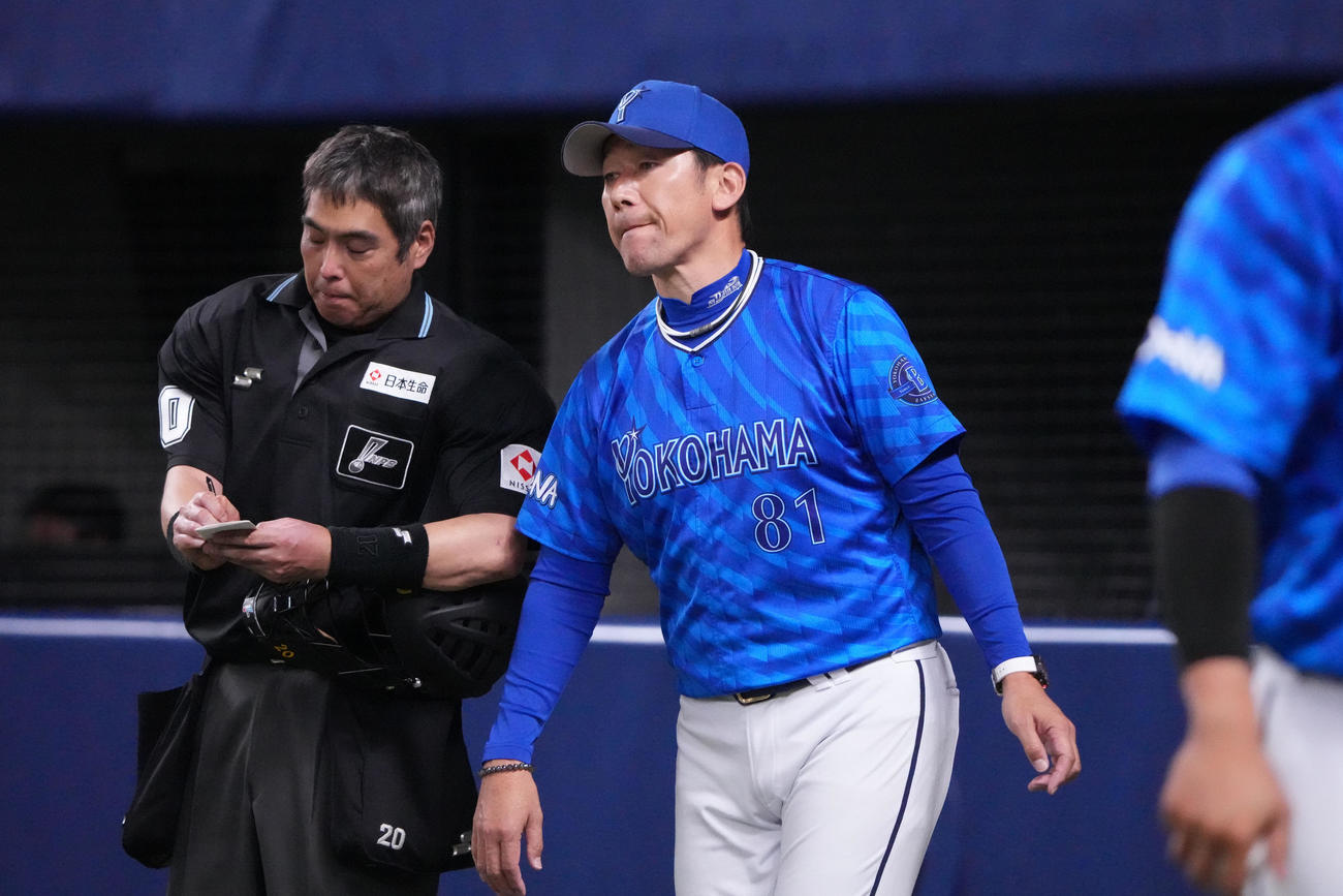 中日対DeNA 7回表終了、三浦監督（右）は選手交代を告げる（撮影・森本幸一）