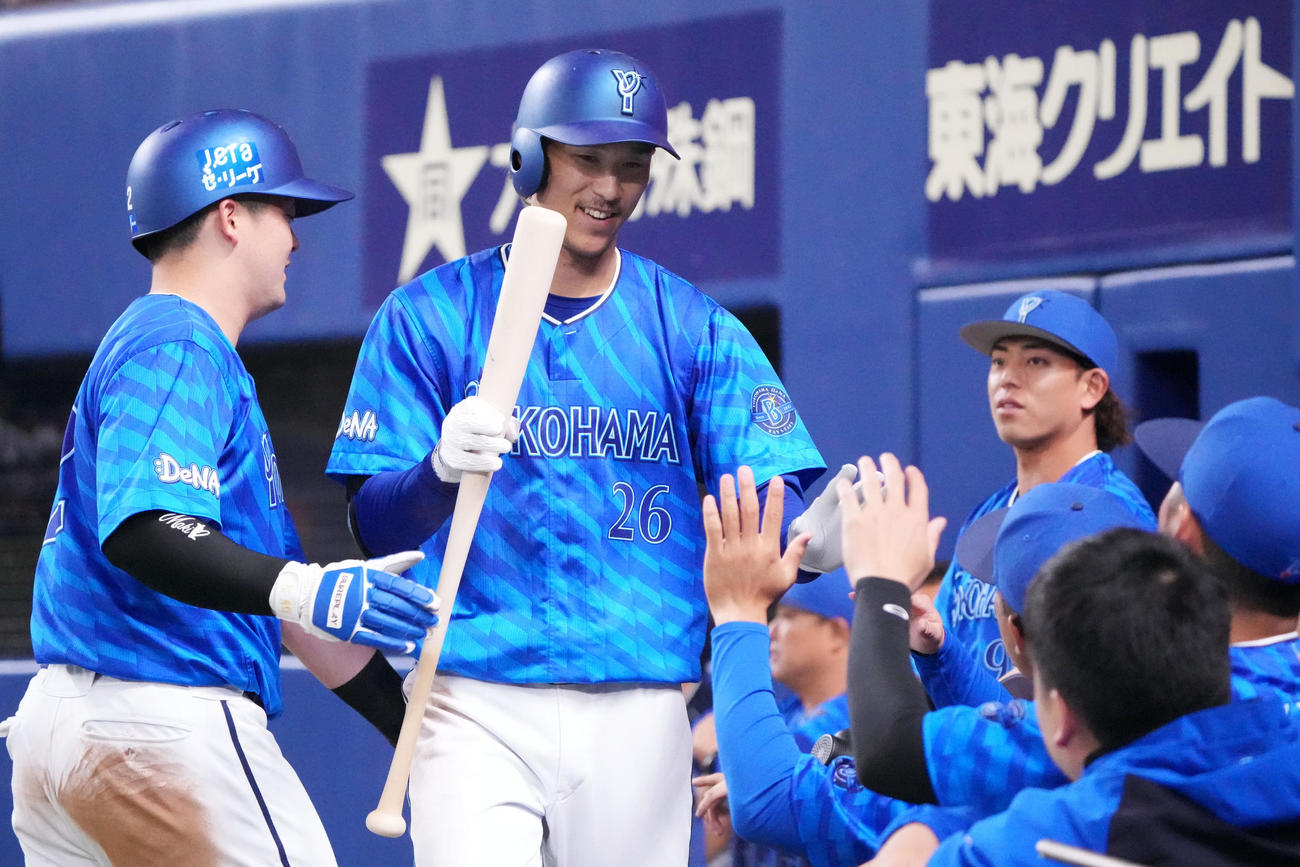 中日対DeNA 5回表DeNA1死満塁、三森（中央）は中犠飛を放ちナインとタッチを交わす（撮影・森本幸一）