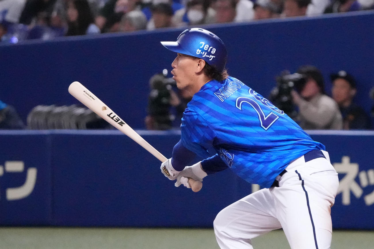 中日対DeNA 5回表DeNA1死満塁、犠飛を放つ三森（撮影・森本幸一）