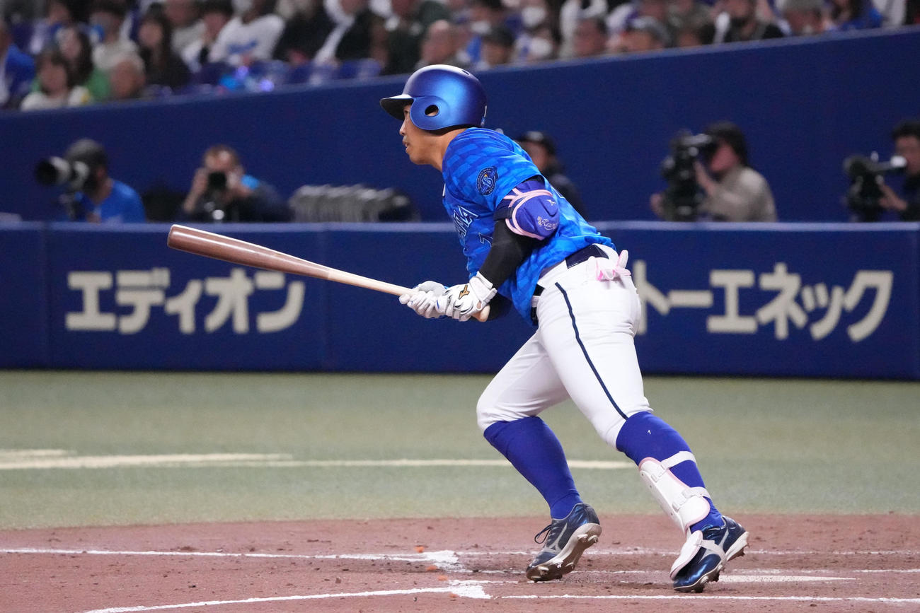 中日対DeNA 5回表DeNA無死、中前打を放つ桑原（撮影・森本幸一）